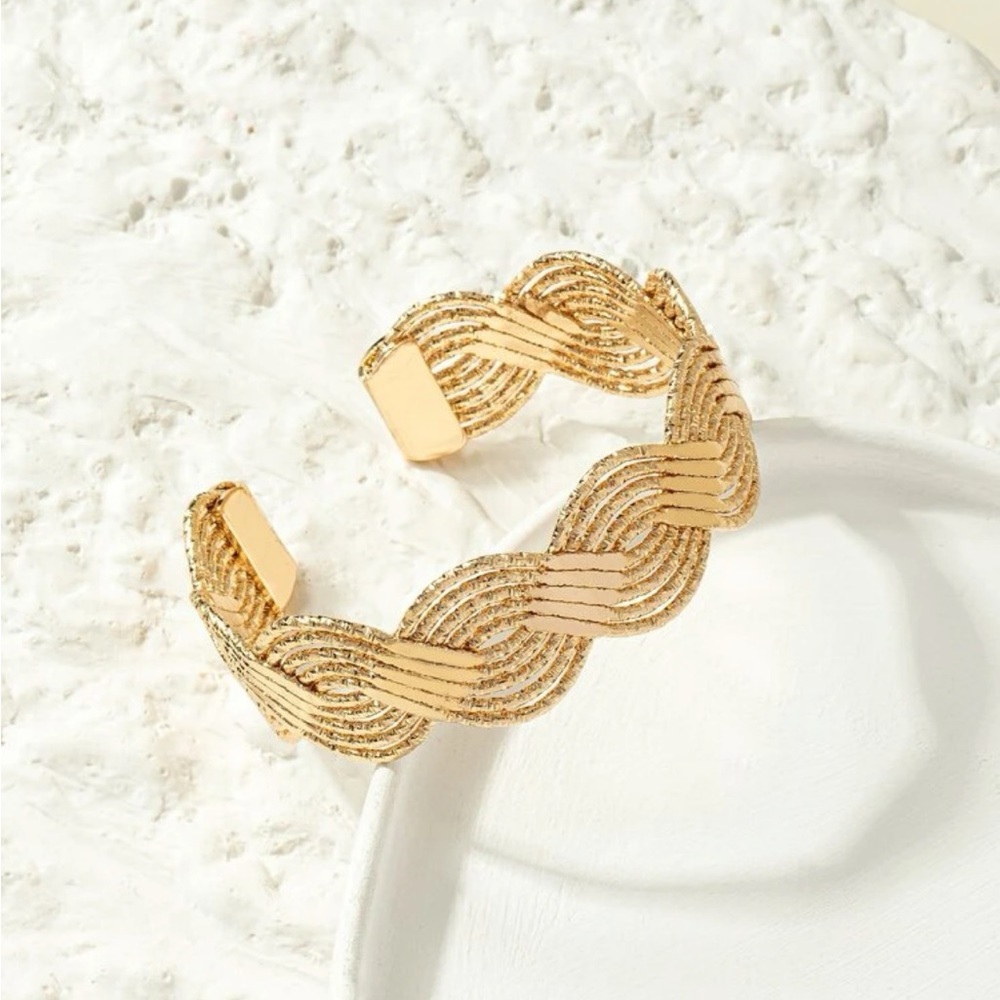Elegant twist design gold bracelet for work everyday wear